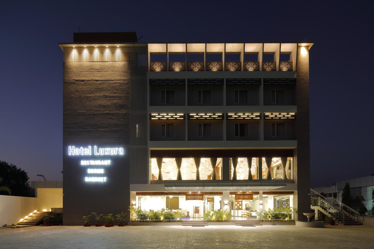 Hotel Luxura Godhra ภายนอก รูปภาพ