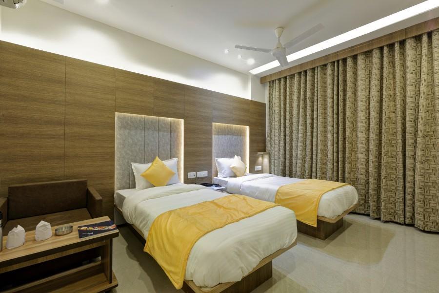 Hotel Luxura Godhra ภายนอก รูปภาพ
