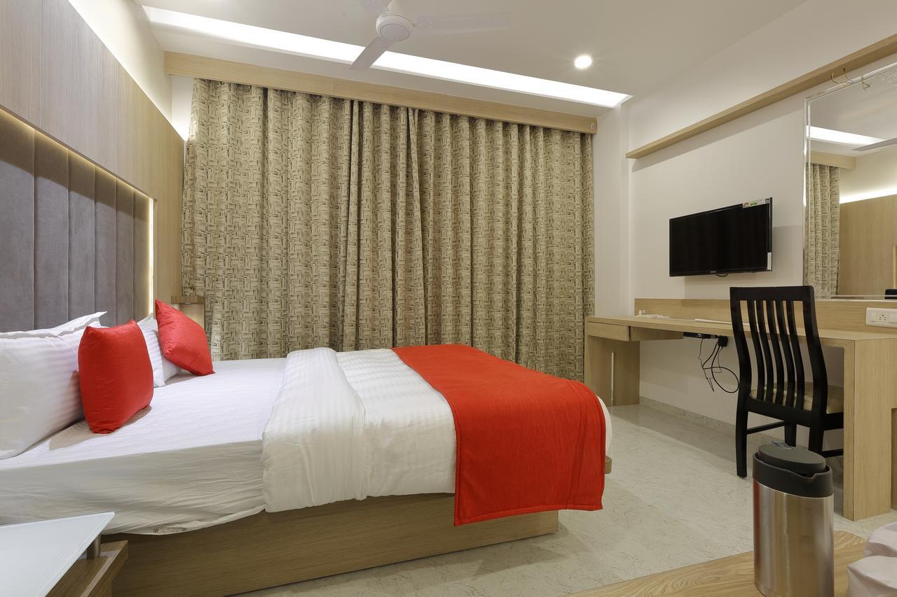 Hotel Luxura Godhra ภายนอก รูปภาพ