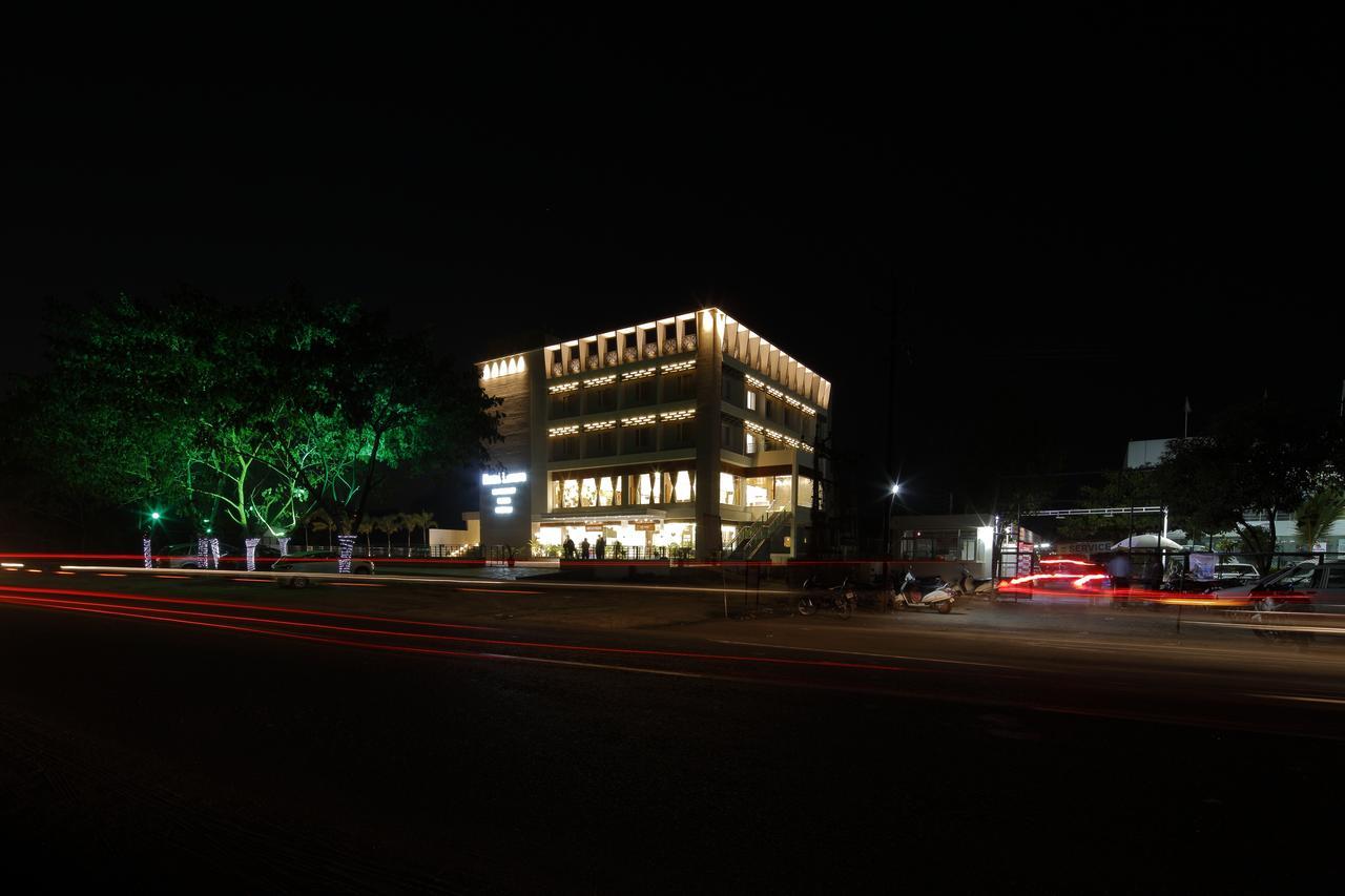 Hotel Luxura Godhra ภายนอก รูปภาพ