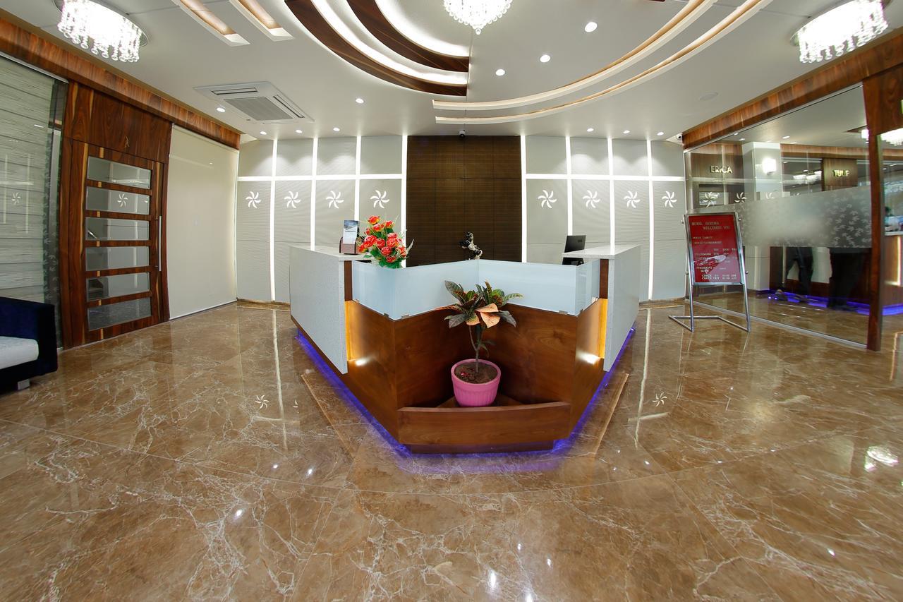 Hotel Luxura Godhra ภายนอก รูปภาพ
