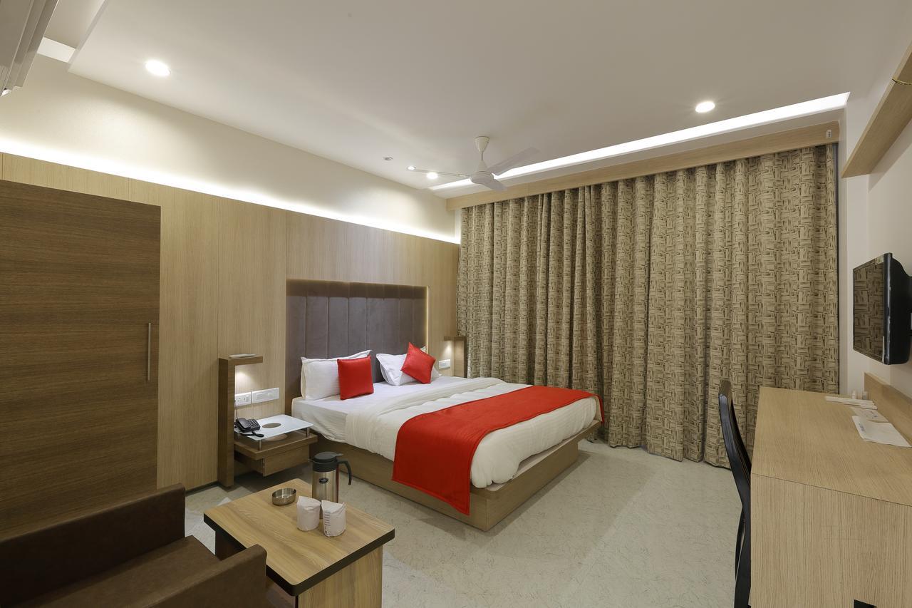 Hotel Luxura Godhra ภายนอก รูปภาพ