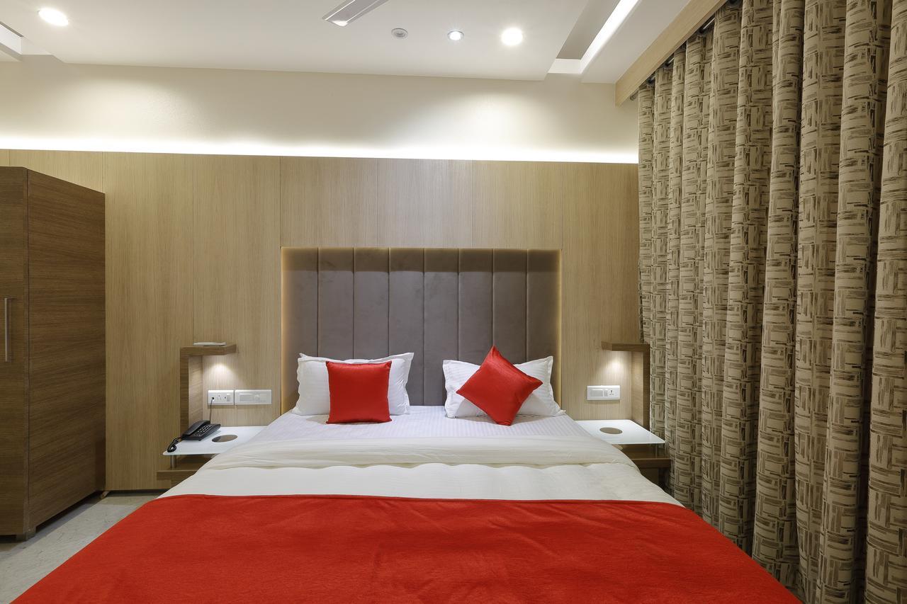Hotel Luxura Godhra ภายนอก รูปภาพ