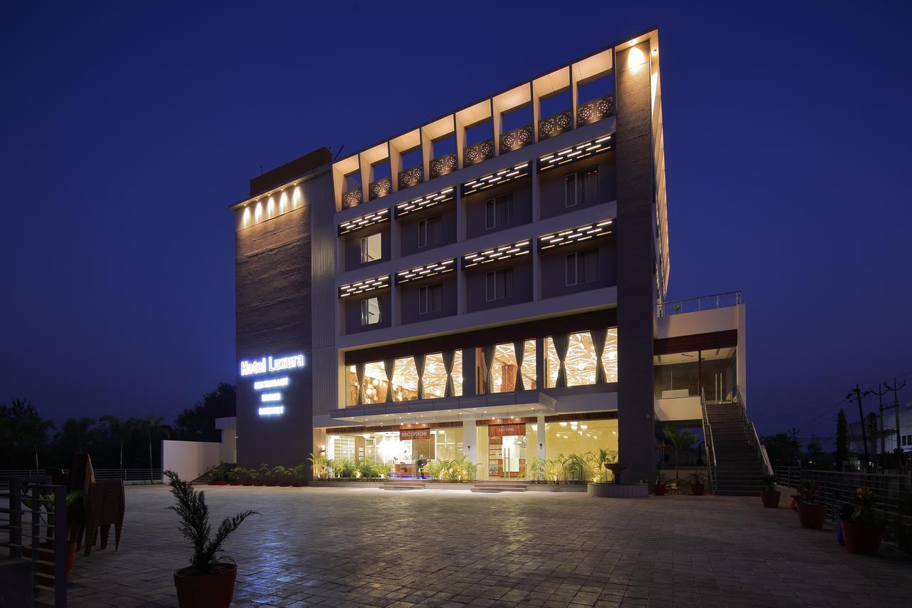 Hotel Luxura Godhra ภายนอก รูปภาพ