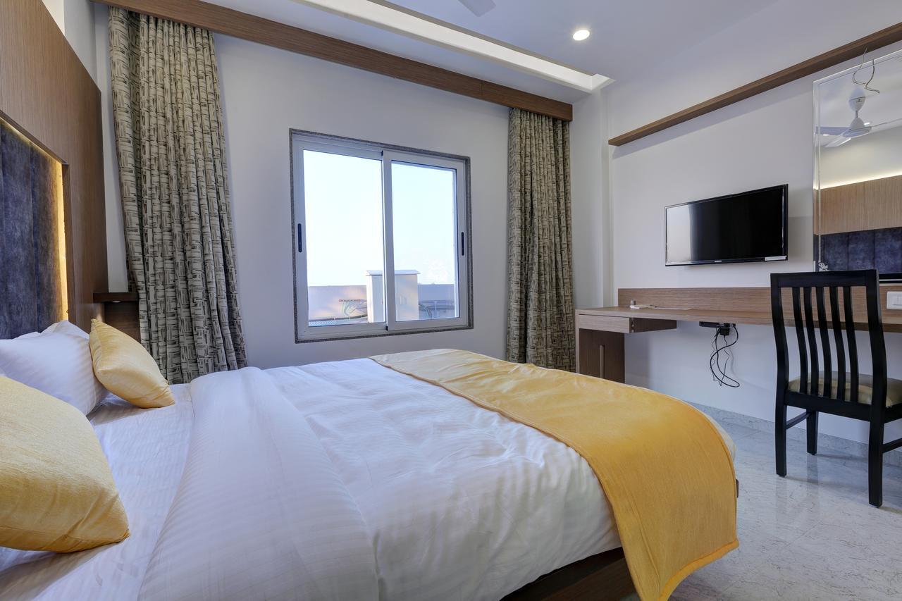 Hotel Luxura Godhra ภายนอก รูปภาพ