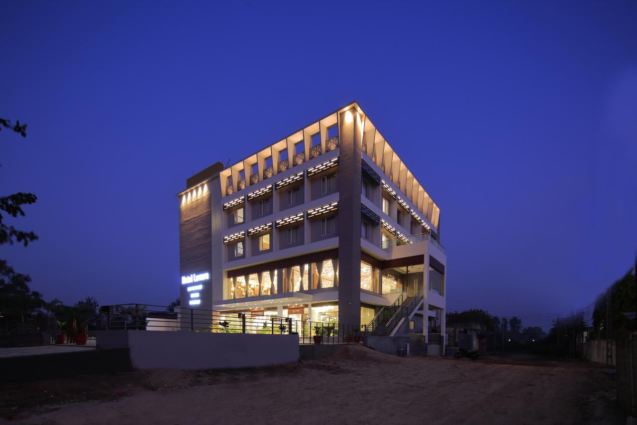 Hotel Luxura Godhra ภายนอก รูปภาพ