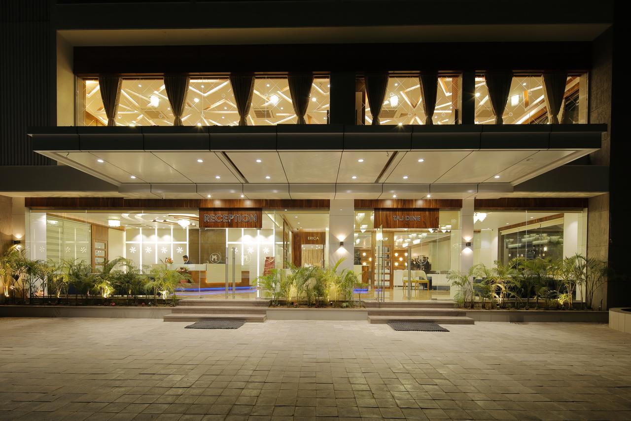 Hotel Luxura Godhra ภายนอก รูปภาพ