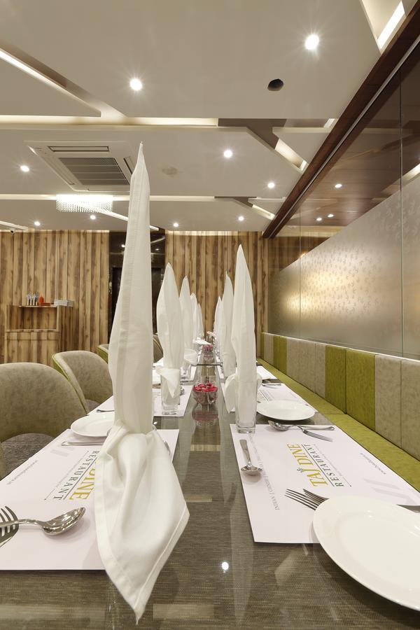 Hotel Luxura Godhra ห้อง รูปภาพ